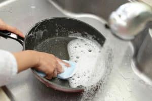 Cómo limpiar una sartén antiadherente correctamente