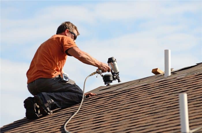 Cómo reparar tejas de tejado dañadas
